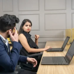 أصدقاء في العمل